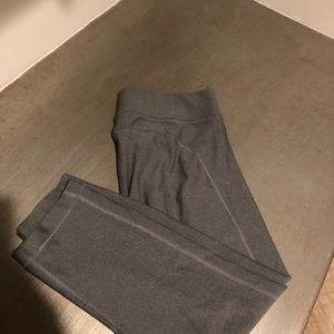 Under armor cropped leggings!